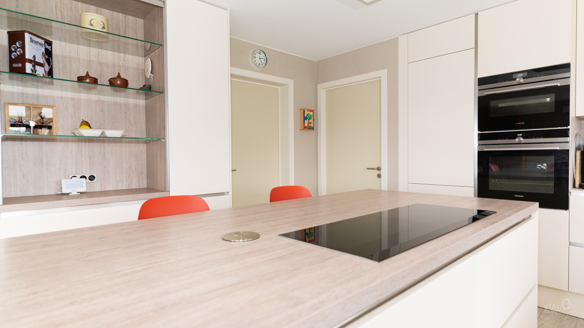 Ingebouwde keukenapparatuur en strakke afwerking